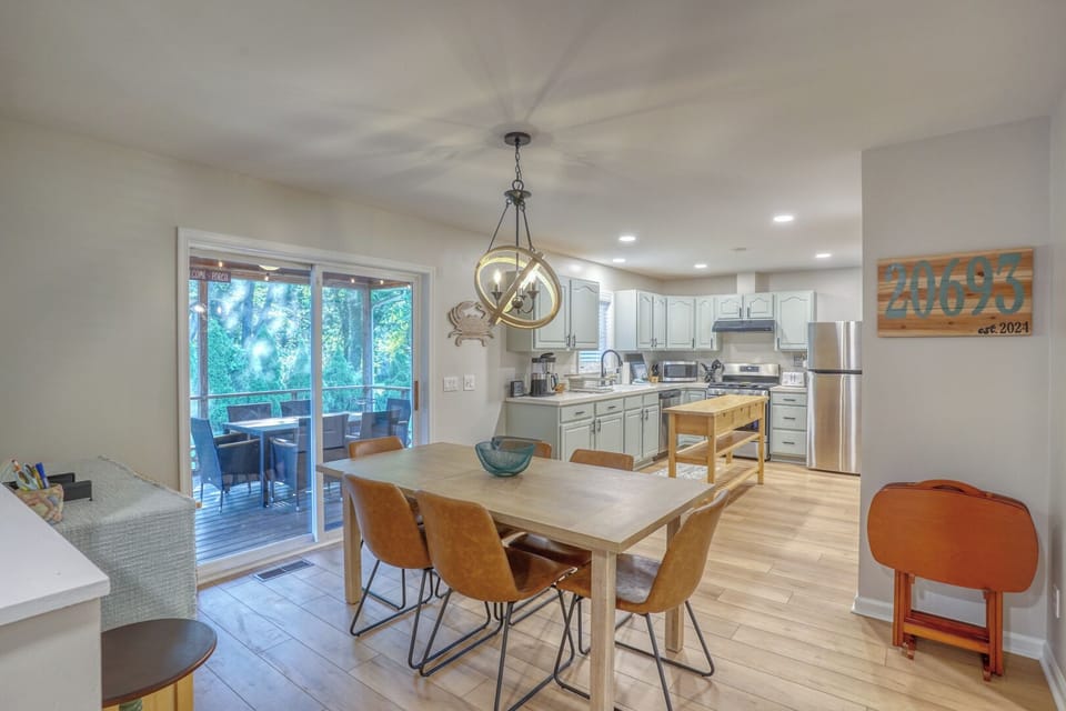 Screened in porch right off the dining room - great for family meals. 