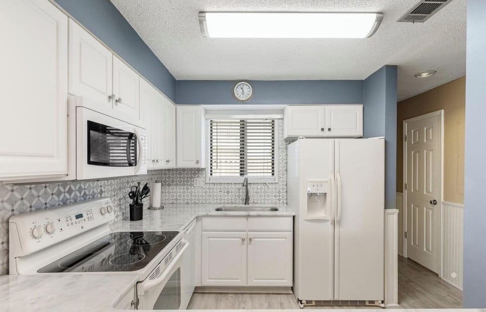 The kitchen is equipped for those meals after a beach day! 