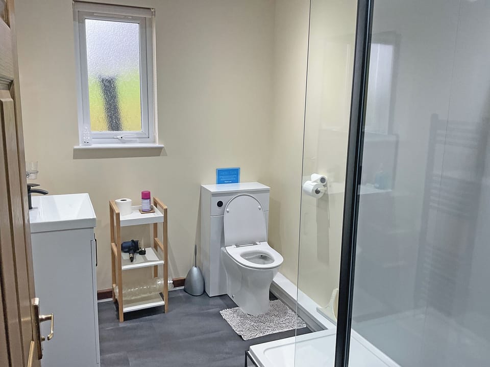 Shower room | Cairnsmore Cottage - Barrhill Farm Holidays, Newton Stewart