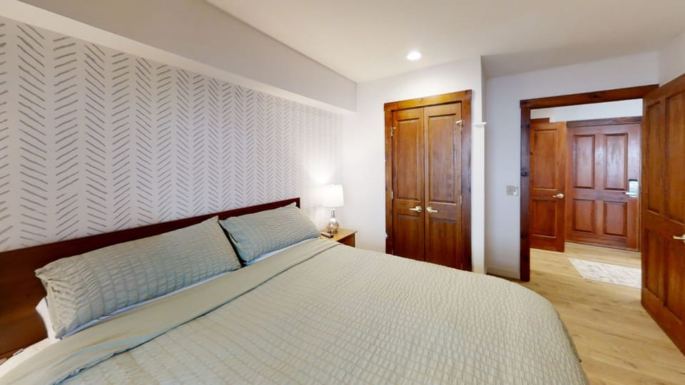 Indoors, Cushion, Home Decor, Bed, Furniture