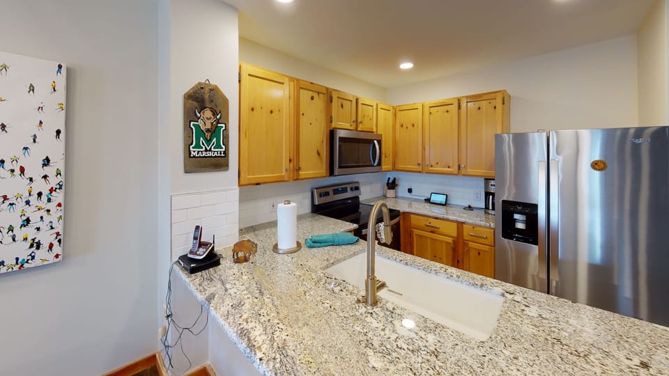 "Indoors","Kitchen","Microwave","Oven","Sink"
