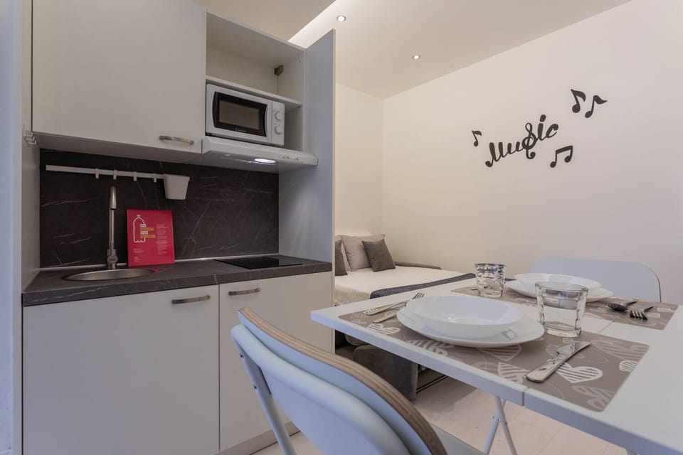 City Studio, Balcony | Private kitchenette | Fridge, microwave, stovetop, espresso maker