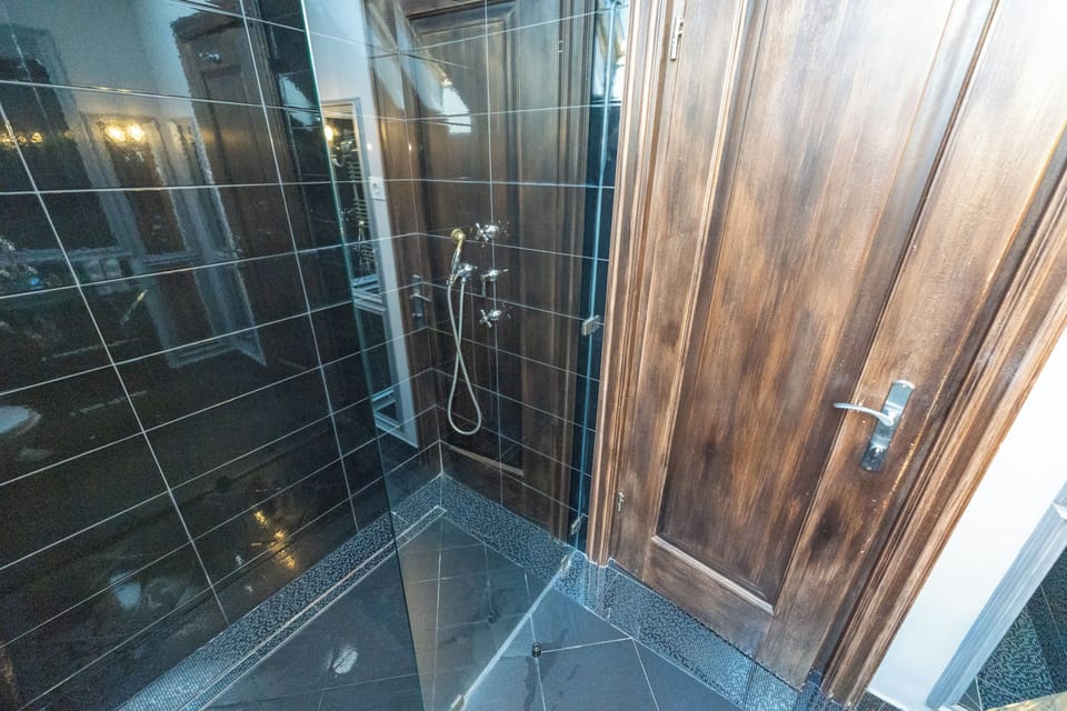 Design Double Room | Bathroom | Shower, towels