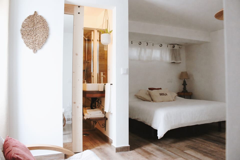 Double Room | WiFi (free), bed sheets