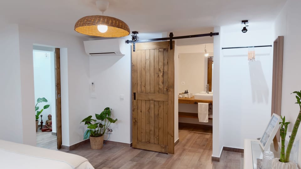 Double Room | WiFi (free), bed sheets