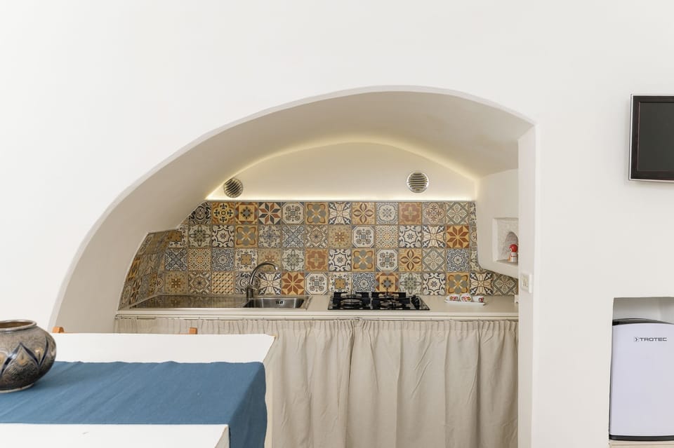 Apartment, City View | Private kitchen | Fridge, oven, stovetop, cookware/dishes/utensils