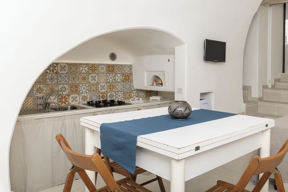 Apartment, City View | Private kitchen | Fridge, oven, stovetop, cookware/dishes/utensils