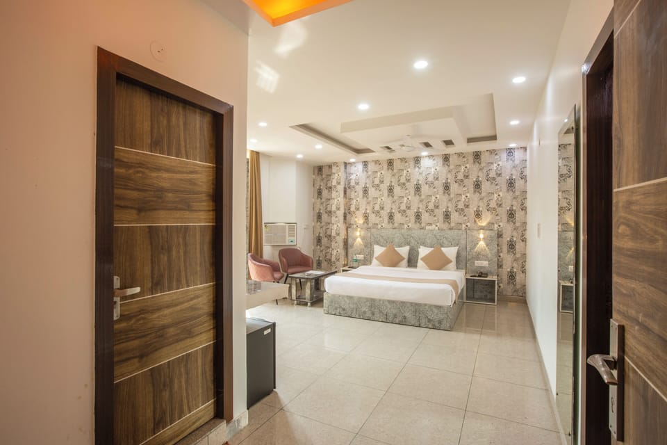 Deluxe Double Room, City View | In-room safe, desk, laptop workspace, soundproofing