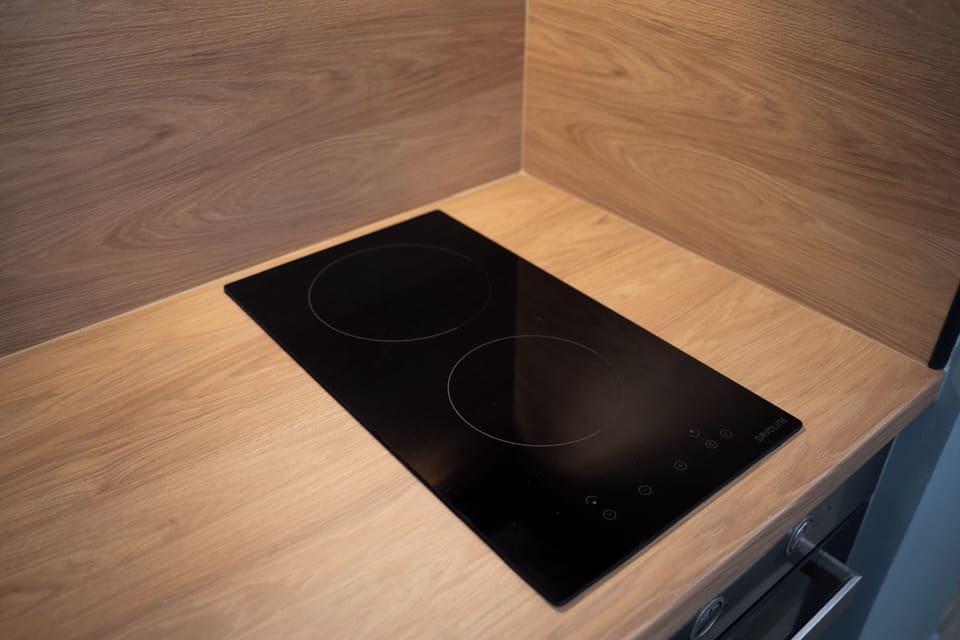Full-size fridge, microwave, oven, stovetop