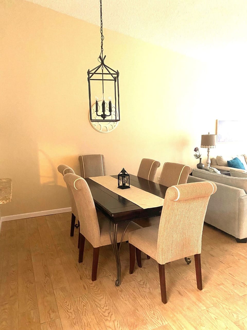 DINING ROOM THAT SEATS 6 PEOPLE