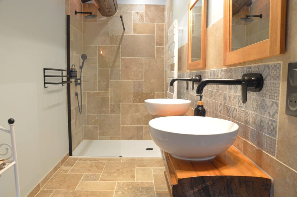 Superior Quadruple Room, Mountain View (Levant) | Bathroom | Shower, rainfall showerhead, free toiletries, hair dryer