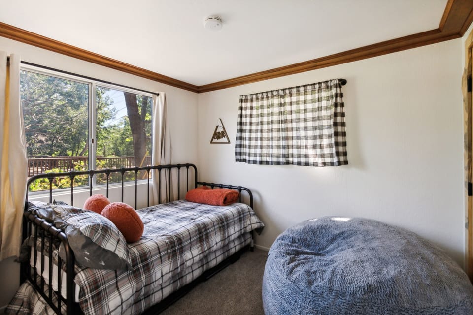 Bed, Furniture, Indoors, Living Room, Cushion