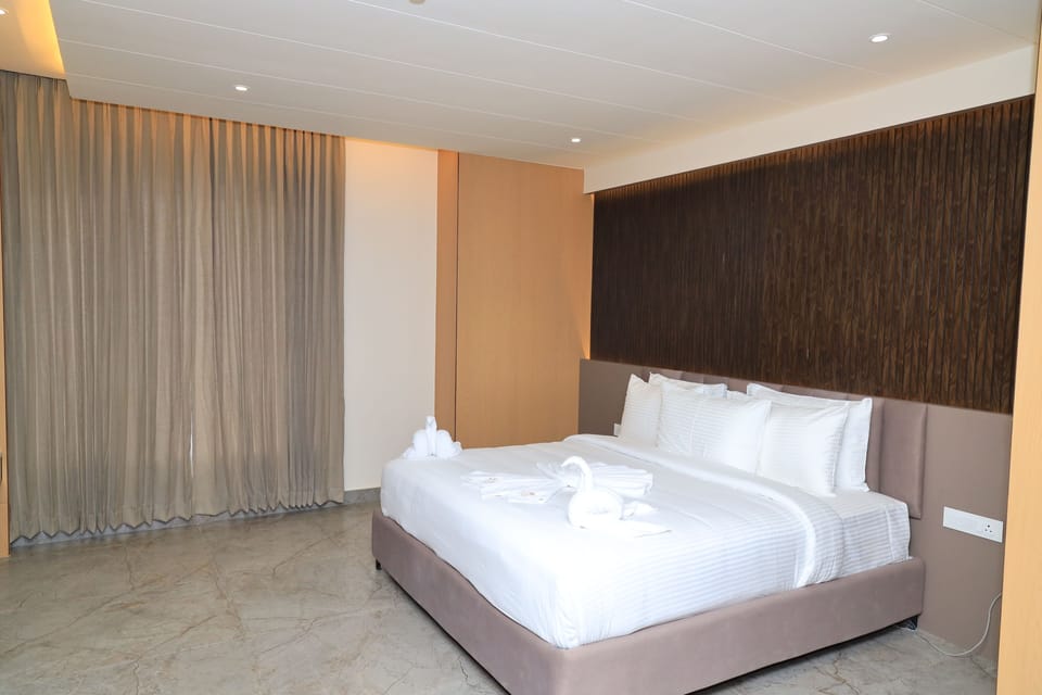 Luxury Studio Suite | Bathroom | Shower, rainfall showerhead, free toiletries, hair dryer