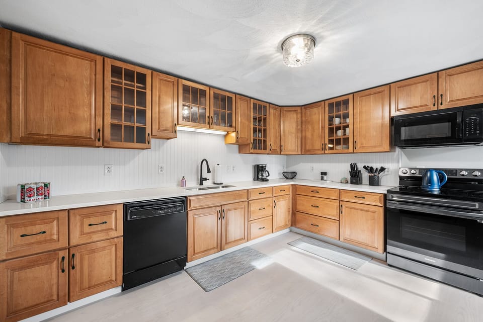 FULLY EQUIPPED KITCHEN WITH ALL COOKING & GRILLING ESSENTIALS.