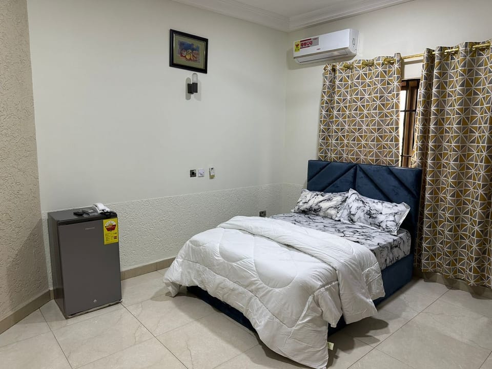 Combined shower/tub, free toiletries, towels, soap