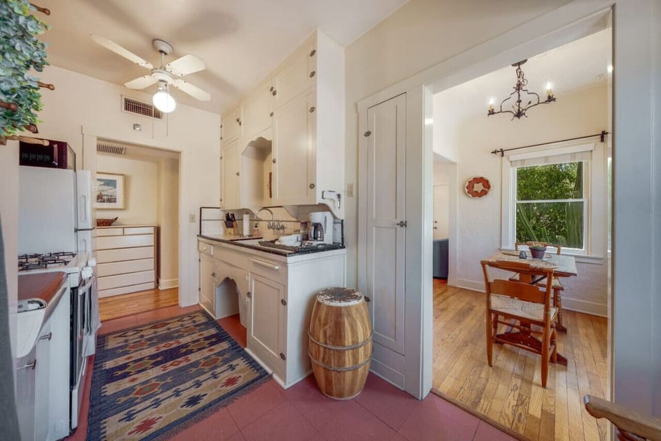 Well-equipped kitchen, fully stocked and ready for your stay (no dishwasher)