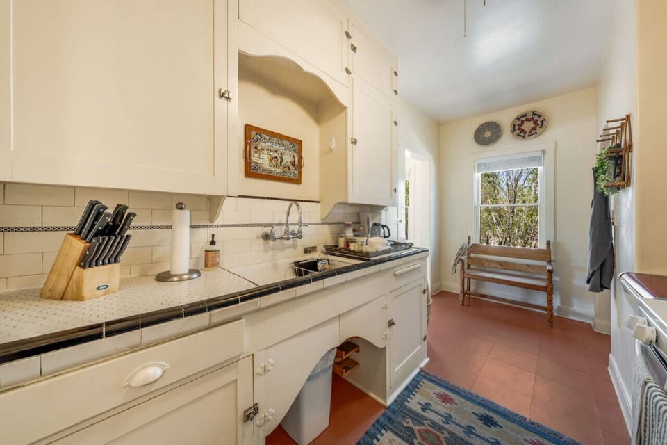 Well-equipped kitchen, fully stocked and ready for your stay (no dishwasher)