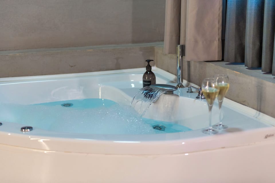 Deluxe Room | Bathroom | Free toiletries, hair dryer, bidet, towels