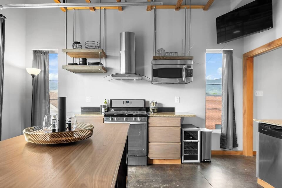 Gas range, microwave, dishwasher & sink ... plus all your essentials for making a great breakfast or dinner. 