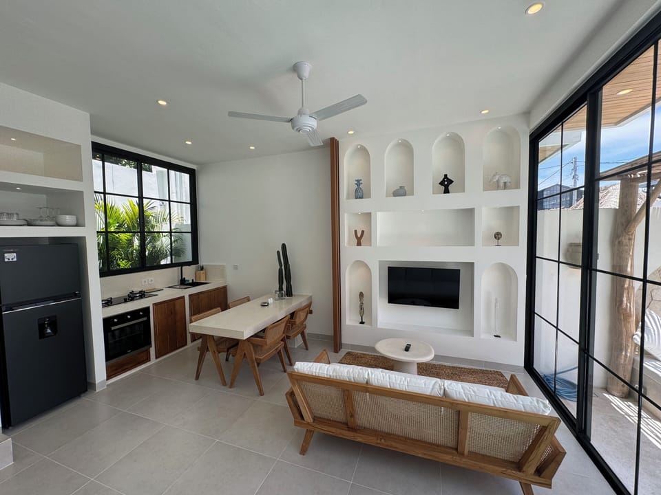 Deluxe Villa, Lanai | Living area | 50-inch Smart TV with digital channels, Netflix, streaming services