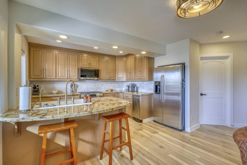 Enjoy this clean and bright kitchen with views of the wide-open lake and San Juan Mountains. The open concept floor plan means you won’t miss a thing!