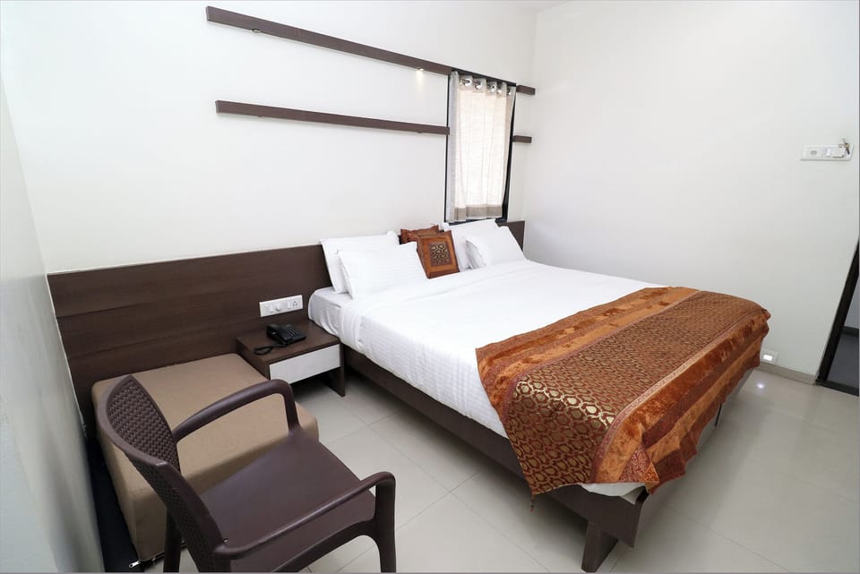 Executive Double Room, City View | Living area | 32-inch LED TV with satellite channels