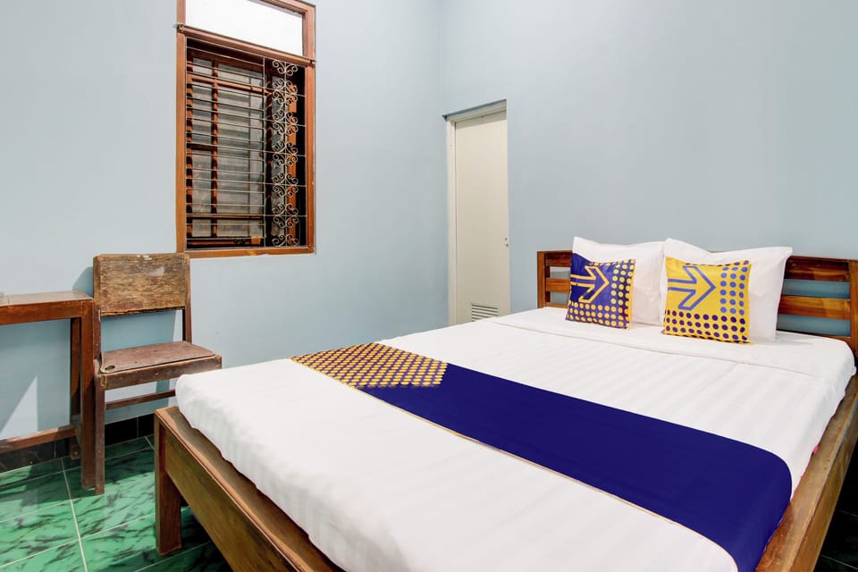 Laptop workspace, free WiFi, bed sheets