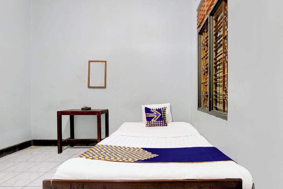 Basic Room | Laptop workspace, free WiFi, bed sheets