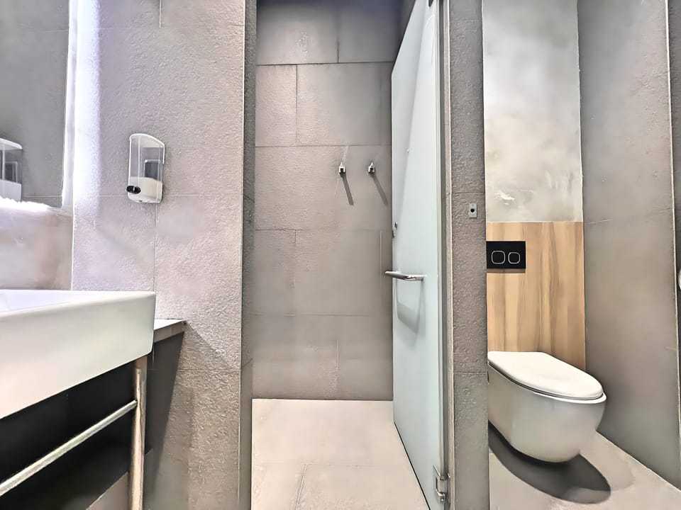 Shower, towels