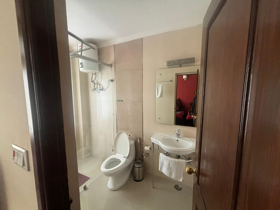 Deluxe Room, City View | Bathroom | Free toiletries, hair dryer, slippers
