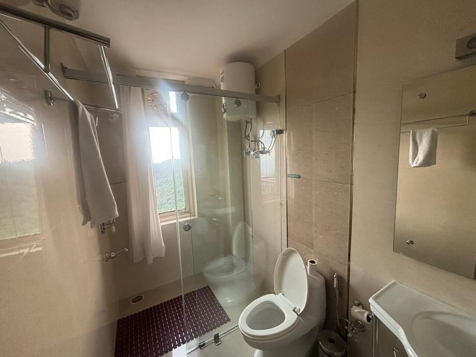 Deluxe Room, City View | Bathroom | Free toiletries, hair dryer, slippers