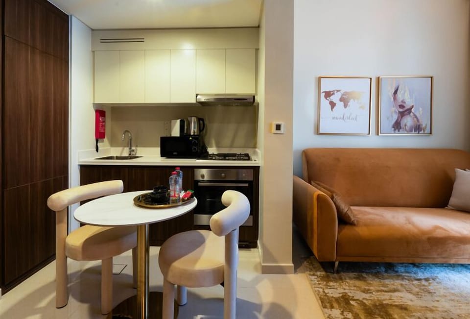 Deluxe Apartment, Balcony, Canal View | Private kitchen | Full-size fridge, microwave, oven, stovetop