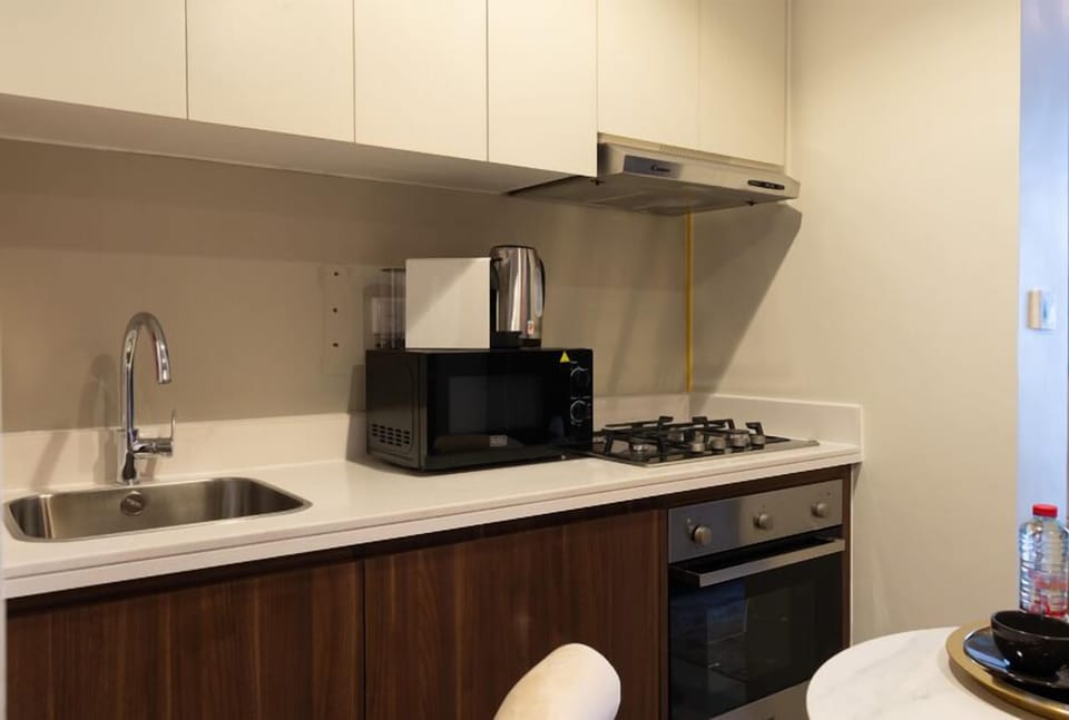 Deluxe Apartment, Balcony, Canal View | Private kitchen | Full-size fridge, microwave, oven, stovetop