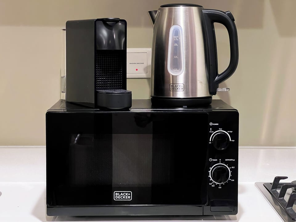 Deluxe Apartment, Balcony, Canal View | Private kitchen | Full-size fridge, microwave, oven, stovetop