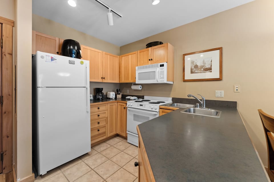 Full size kitchen.