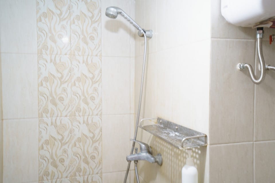 Deluxe Double Room | Bathroom | Shower, towels, soap