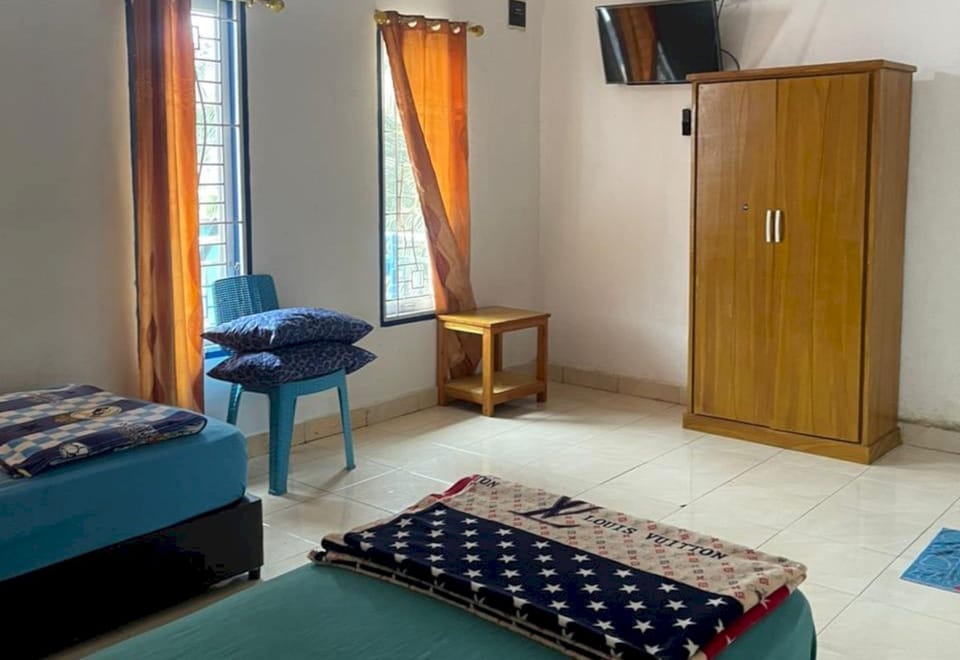 Standard Twin Room | Laptop workspace, WiFi (free), bed sheets