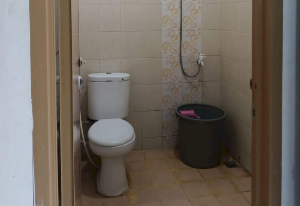 Standard Twin Room | Bathroom | Shower, towels