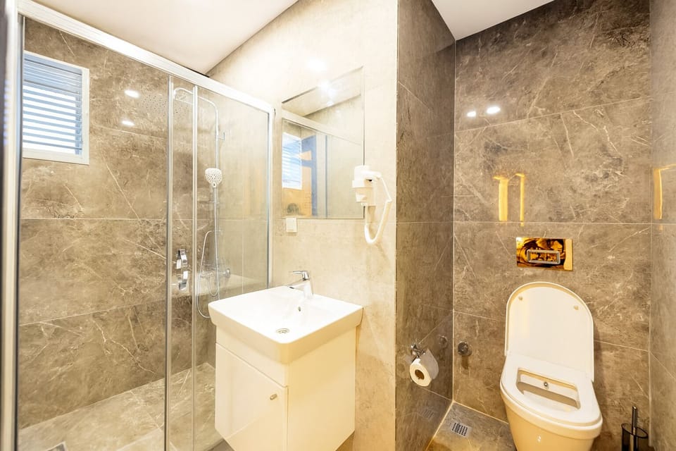 Standard Room | Bathroom | Shower, hair dryer, towels, soap