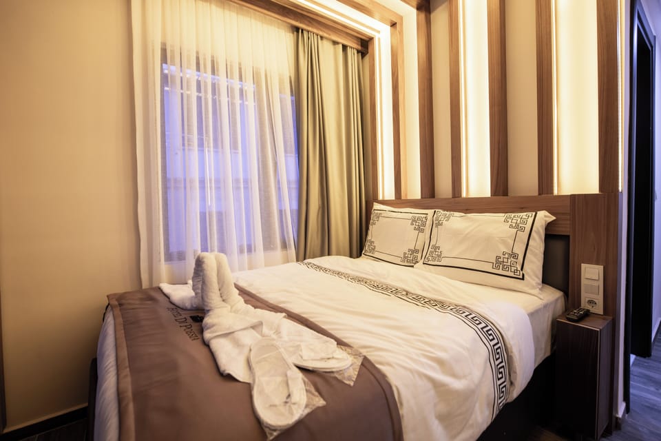 Standard Room | Egyptian cotton sheets, premium bedding, minibar, bed sheets