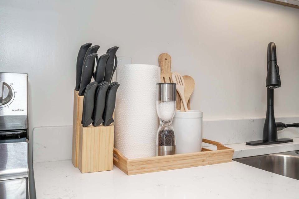 House, Multiple Beds, Balcony (Historic Ludlow Suites) | Private kitchen | Stovetop, coffee/tea maker, paper towels