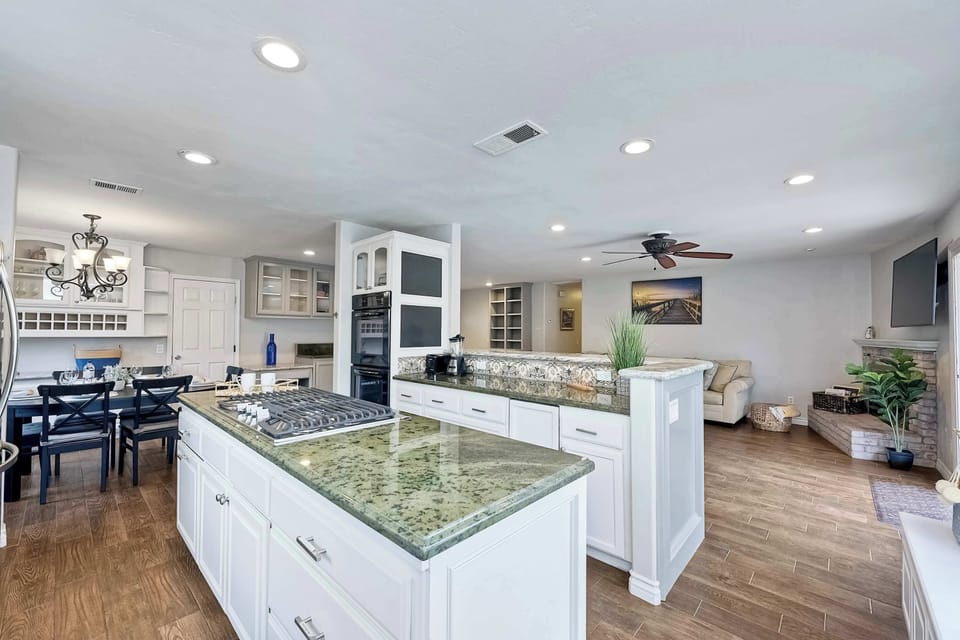 House, Multiple Beds, Patio, Garden View (Carlsbad Charm) | Private kitchen | Coffee/tea maker, full-size fridge, microwave, oven