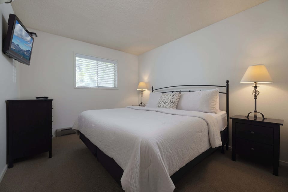 Condo, 1 King Bed with Sofa bed, Fireplace, Garden View (Ponderosa Vista) | 1 bedroom, individually decorated, individually furnished