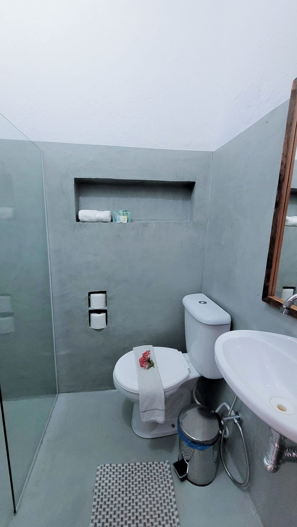 Standard Triple Room | Bathroom | Shower, towels, toilet paper