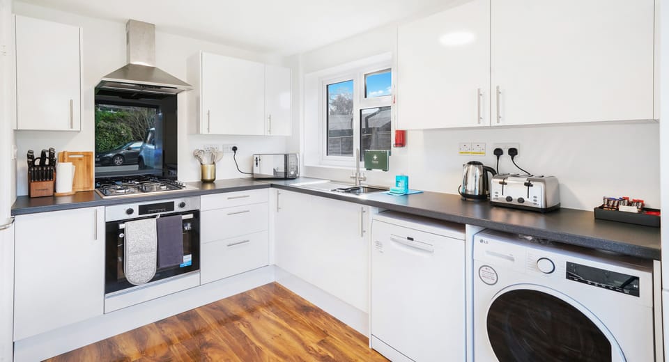 Superior Apartment, 3 Bedrooms, Kitchen | Private kitchen | Full-size fridge, microwave, oven, stovetop