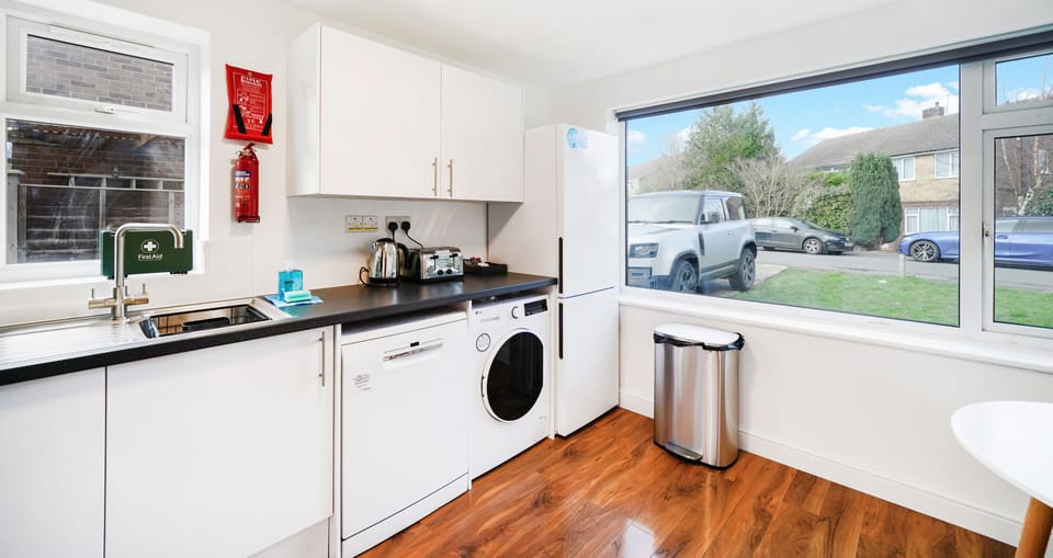 Superior Apartment, 3 Bedrooms, Kitchen | Private kitchen | Full-size fridge, microwave, oven, stovetop
