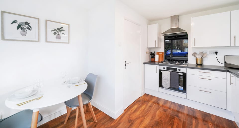 Superior Apartment, 3 Bedrooms, Kitchen | Private kitchen | Full-size fridge, microwave, oven, stovetop