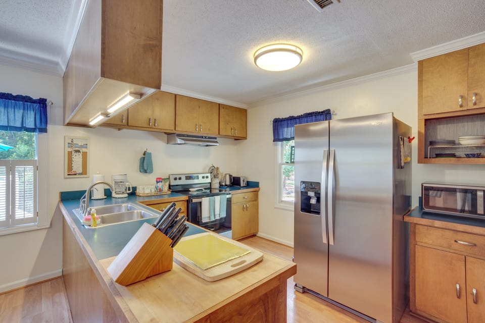 Kitchen | Main Level | Drip & Pod Coffee Maker
