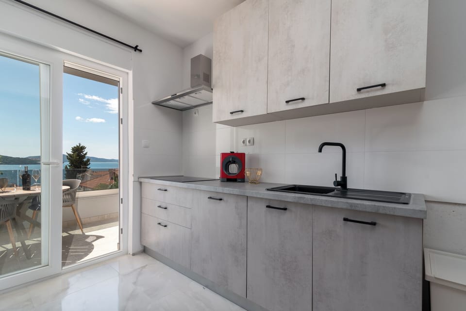 Superior Penthouse, 2 Bedrooms, Sea View | Private kitchen | Fridge, microwave, oven, stovetop
