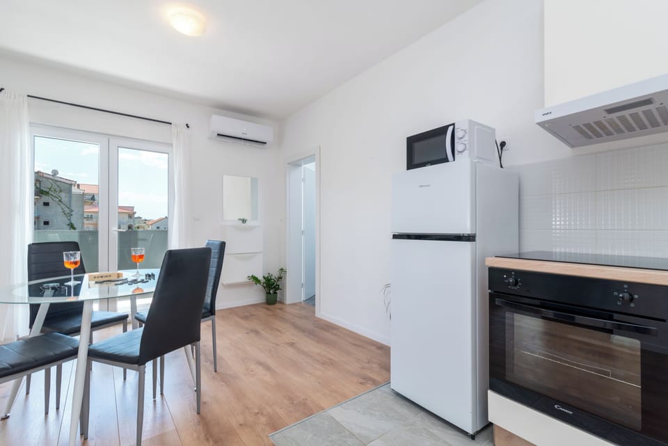 Luxury Apartment, Balcony, Sea View | Private kitchen | Fridge, microwave, oven, stovetop